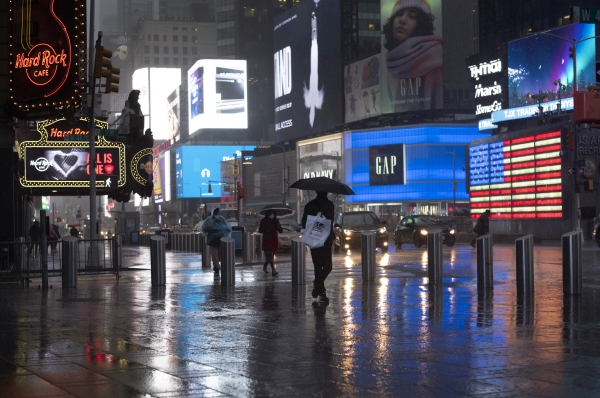 ▲30일(현지시간) 사이버먼데이를 맞아 미국 시민들이 쇼핑한 물건을 든 채 빗속을 걷고 있다. 뉴욕/AP뉴시스
