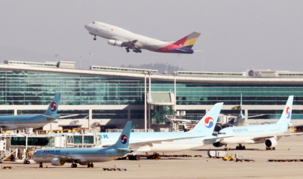 ▲1일 인천국제공항에 대한항공과 아시아나항공 여객기들이 주기돼 있다. (연합뉴스)