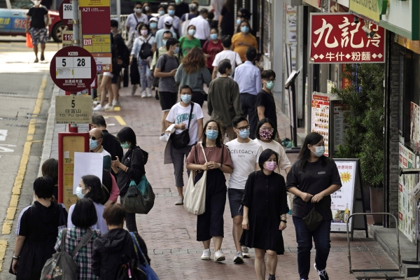 ▲10월 9일 홍콩 시민들이 마스크를 쓴 채 거리를 활보하고 있다. 홍콩/AP뉴시스

