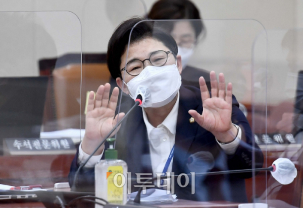 ▲임이자 국민의힘 의원이 10월 15일 서울 여의도 국회에서 열린 환경노동위원회 국정감사에서 발언하고 있다. (신태현 기자 holjjak@)