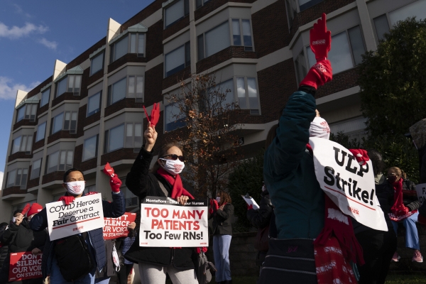 ▲미국 뉴욕주 뉴로셸에서 1일(현지시간) 간호사들이 신종 코로나바이러스 감염증(코로나19)에 대한 의료진 안전 강화 대책을 요구하는 시위를 벌이고 있다. 뉴로셸/AP뉴시스
