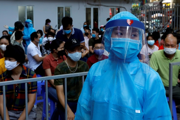 ▲베트남 다낭으로 여행을 갔다가 돌아온 하노이 현지 주민들이 신종 코로나바이러스 감염증(코로나19) 검사를 기다리고 있다. 하노이/로이터연합뉴스
