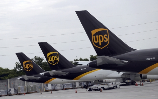 ▲미국 마이애미국제공항에 UPS 소속 화물기들이 세워져 있다. 마이애미/AP뉴시스
