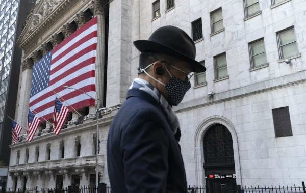 ▲11월 16일(현지시간) 한 남성이 마스크를 쓴 채 뉴욕증권거래소 앞을 지나고 있다. 뉴욕/AP뉴시스
