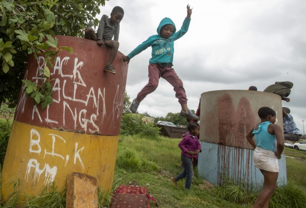 ▲남아프리카공화국 요하네스버그 인근 캐틀홍에서 아이들이 뛰놀고 있다. 캐틀홍/AP뉴시스
