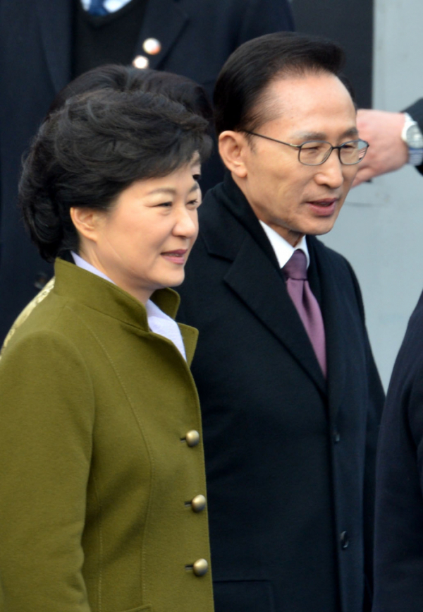 ▲2013년 2월 박근혜 전 대통령이 취임식에서 이명박 전 대통령을 환송하고 있다. (뉴시스)