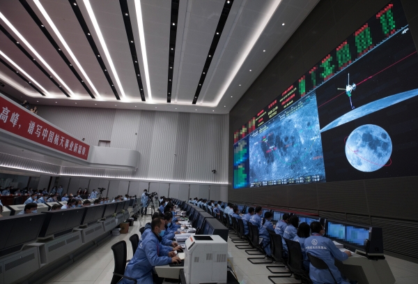 ▲중국 베이징에 위치한 항공우주비행통제소에서 직원들이 6일 창어 5호 도킹 작업을 지켜보고 있다. 베이징/신화뉴시스
