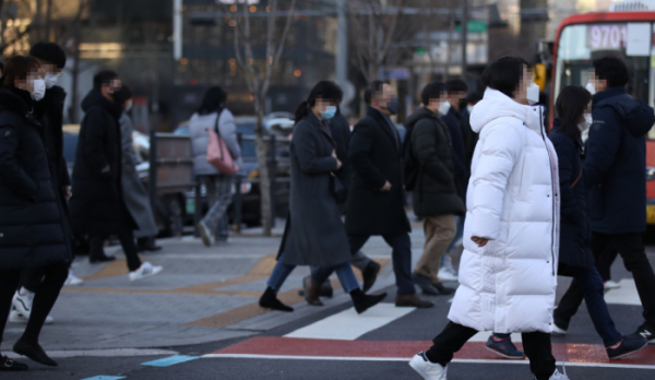 ▲전국 대부분 지역에서 아침 기온이 영하로 떨어져 매우 추운 날씨를 보인 4일 오전 두꺼운 복장을 한 시민들이 서울 광화문사거리를 지나고 있다. 낮 기온도 중부지방 5도 내외, 남부지방 10도 내외의 분포를 보이며 쌀쌀하겠다. 아침 최저기온은 -9∼2도, 낮 최고기온은 3∼11도로 예보됐다. (연합뉴스)