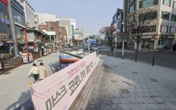 ▲7일 오후 서울 마포구 홍대 앞 거리가 한산한 모습이다. (연합뉴스)