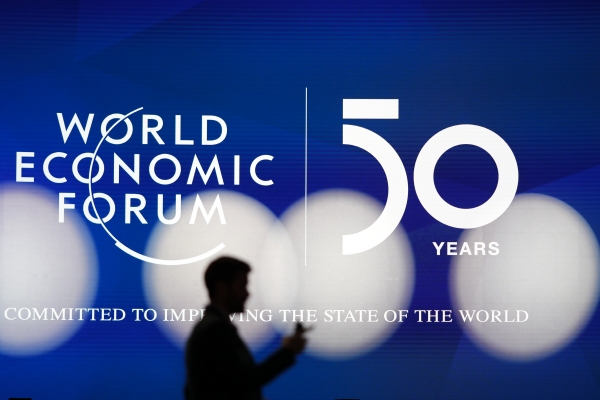 ▲1월 19일(현지시간) 스위스 다보스에서 세계경제포럼(WEF)이 열린 가운데 행사장 앞을 한 남성이 지나가고 있다. 다보스/AP뉴시스
