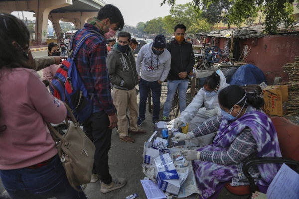 ▲7일(현지시간) 인도 잠무에서 코로나19 검사를 받으려는 사람들이 줄을 서고 있다. 잠무/AP뉴시스

