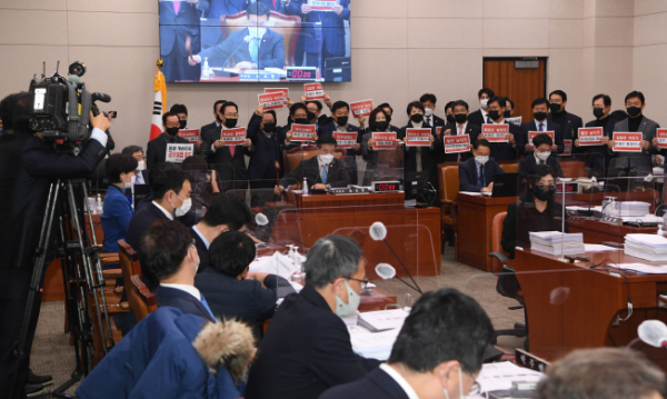 ▲윤호중 국회 법제사법위원장이 8일 서울 여의도 국회에서 열린 법제사법위원회 전체회의에서 상법 일부개정법률안을 통과시키려하자 국민의힘 주호영 원내대표를 비롯한 의원들이 "독재로 흥한 자 독재로 망한다" 구호를 외치며 항의하고 있다.  (연합뉴스)