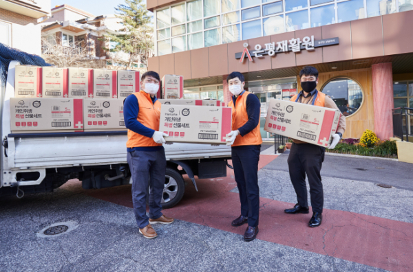▲8일 오후 한화건설 봉사단이 서울 은평재활원에 방역물품을 전달하고 있다.  (사진제공=한화그룹)