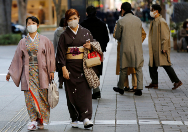 ▲일본에서 신종 코로나바이러스 감염증(코로나19)이 급속히 재확산하는 가운데 지난달 13일 기모노 차림의 여성들이 마스크를 착용한 채 도쿄 시내를 걸어가고 있다. (로이터/연합뉴스)