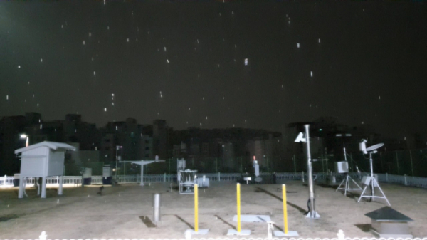 ▲기상청에 따르면 10일 오전 4시 기준 서울 송월동 기상관측소에서 약한 눈이 내리는 것이 관측됐다. 이날 내린 서울의 첫눈은 2000년 이후 가장 늦게 내린 것이다. (사진제공=기상청)