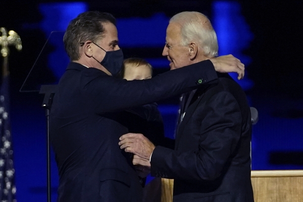 ▲조 바이든(오른쪽) 미국 대통령 당선인이 대선 승리가 확정된 7일(현지시간) 델라웨어주 윌밍턴에서 아들 헌터 바이든과 포옹하고 있다. 윌밍턴/AP뉴시스
