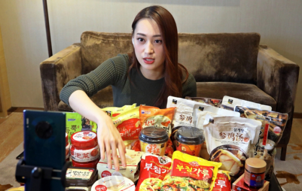 ▲6일 중국 인플루언서인 탄차오인(Emma)이 한국요리 방송 '슬기로운 한식생활'을 진행하고 있다. (사진제공=한국농수산식품유통공사)