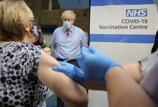 ▲보리스 존슨 영국 총리가 8일(현지시간) 런던 가이병원에서 신종 코로나바이러스 감염증(코로나19) 백신 접종 장면을 지켜보고 있다. 런던/신화뉴시스
