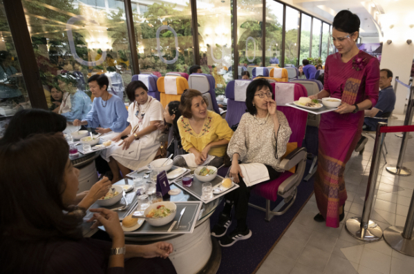 ▲10월 태국 방콕의 타이항공 본사에 마련된 여객기 객실 테마 식당에서 승무원이 음식을 나르고 있다. (AP/뉴시스 )