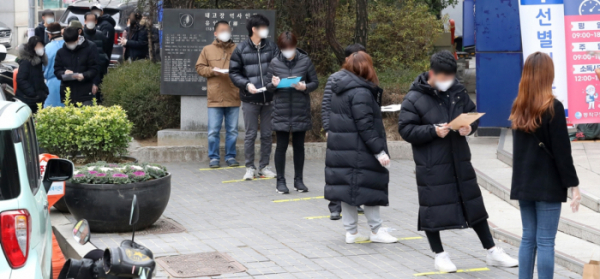 ▲11일 오후 서울 동작구보건소 코로나19 선별진료소에서 시민들이 검사를 기다리고 있다.  (뉴시스)