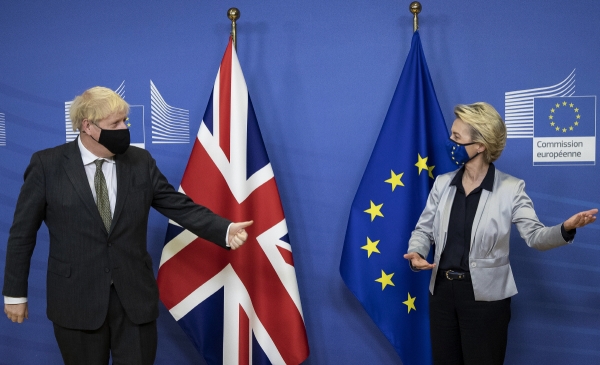 ▲우르줄라 폰데어라이엔(오른쪽) 유럽연합(EU) 집행위원장이 9일(현지시간) 벨기에 브뤼셀의 EU 본부에서 보리스 존슨(왼쪽) 영국 총리와 만찬 협상 회동에 앞서 인사를 나누고 있다. 브뤼셀/AP연합뉴스
