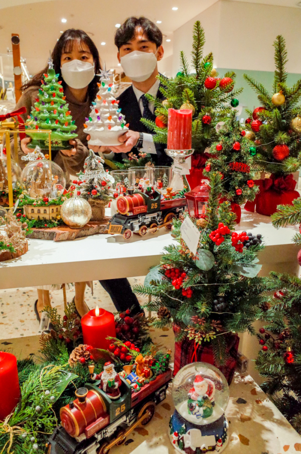 ▲13일 오전 현대백화점 목동점 지하 1층 'HbyH'에서 직원들이 크리스마스 상품을 소개하고 있다. (사진제공=현대백화점)