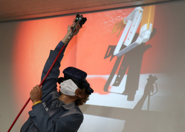 ▲삼성중공업이 친환경 도료 적용 확대를 위해 개발한 도장 가상현실(VR) 교육훈련 시스템을 사용자가 체험하고 있다. (사진제공=삼성중공업)