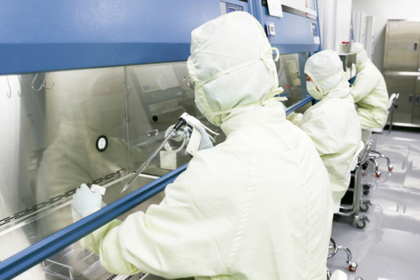 ▲차바이오랩 연구원이 GMP 내 제조실에서 세포치료제를 배양 및 제조하고 있다. (사진제공=차바이오랩)