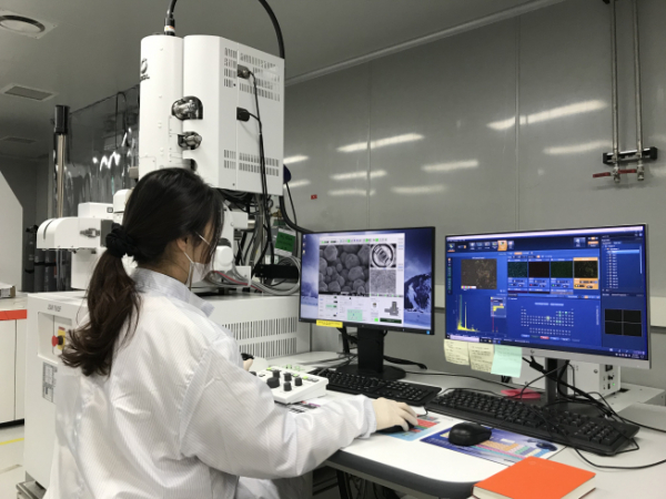 ▲한화큐셀 판교 R&D센터에서 연구원이 차세대 셀 기술을 연구하고 있다. (사진제공=한화큐셀)
