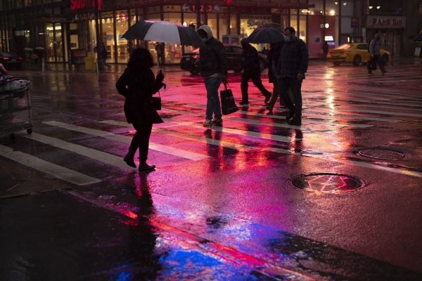▲사람들이 11월 3일(현지시간) 뉴욕 시내에서 빗길을 걷고 있다. 뉴욕/AP연합뉴스
