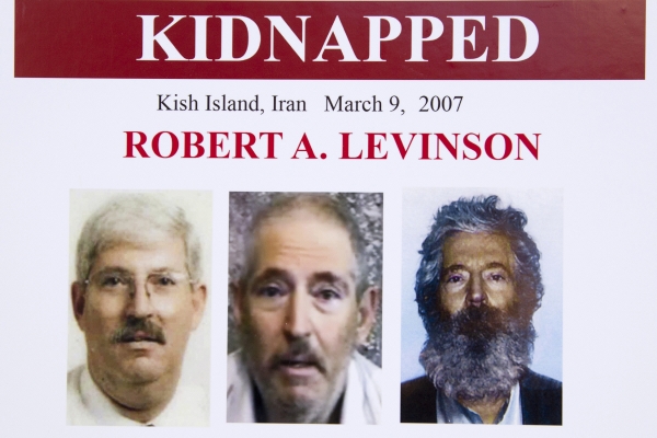 ▲2012년 3월 6일(현지시간) 미국 FBI는 로버트 레빈슨 전 FBI 요원의 실종 포스터를 제작·배포했다. AP/뉴시스
