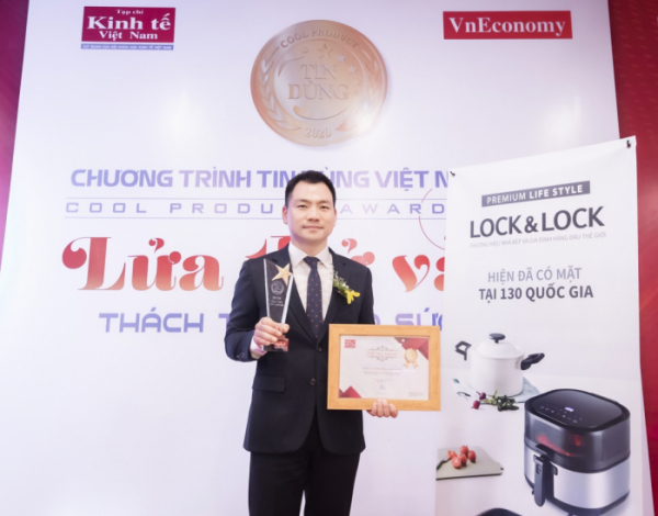 ▲락앤락 하노이센터 문상석 팀장이 ‘2020 베트남 소비자가 신뢰하는 100대 브랜드’ 시상식에 참석하고 있다.  (출처=락앤락)