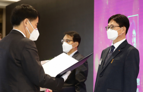 ▲이성준(오른쪽) 환경과학기술원장이 강남구 코엑스에서 열린 ‘2020 대한민국 기술 대상’ 시상식에서 산업포장을 받고 있다. (사진제공=SK이노베이션)