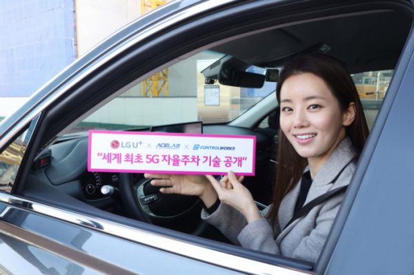 ▲LG유플러스 모델이 서울시 상암 5G 자율주행 시범지구의 한 주차장에서 5G 자율주행차 'A1(에이원)'에 탑승해 있다. (사진제공=LG유플러스)