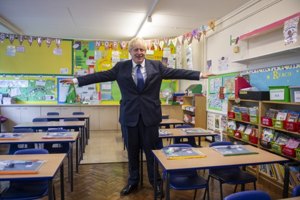 ▲보리스 존슨 영국 총리가 8월 10일 런던의 한 초등학교를 방문해 개학 전 신종 코로나바이러스 감염증(코로나19) 대비 상황을 확인하고 있다. 런던/AP뉴시스 
