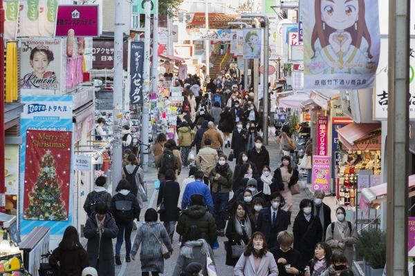 ▲일본 도쿄 시민이 17일 번화가인 하라주쿠의 거리를 오가고 있다.  도쿄/AP연합뉴스
