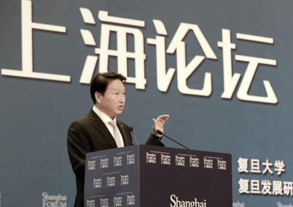 ▲최태원 SK회장이 지난해 5월 중국 상하이국제컨벤션센터에서 열린 '상하이 포럼 2019'에서 개막 연설을 하고 있다.  (사진제공=SK)