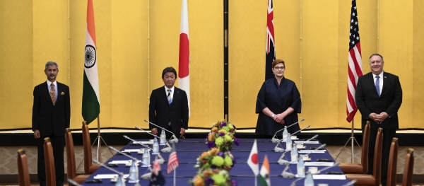▲10월 6일 일본 도쿄에서 쿼드 4개국 회담에 참석한 각국 외교장관들이 사진 촬영에 응하고 있다. 도쿄/AP뉴시스
