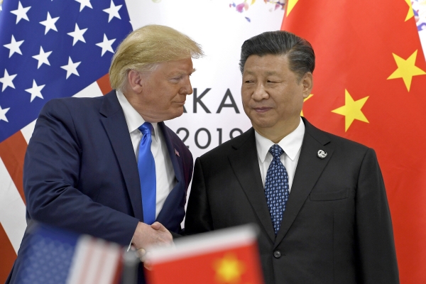 ▲지난해 6월 29일 도널드 트럼프 미국 대통령과 시진핑 중국 국가주석이 오사카에서 열린 G20 정상회담에 참석해 악수를 하고 있다. 오사카/AP뉴시스
