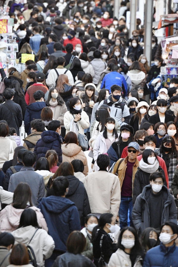 ▲일본 도쿄의 하라주쿠 시내에서 20일 시민들이 걸어다니고 있다. 도쿄/AP뉴시스
