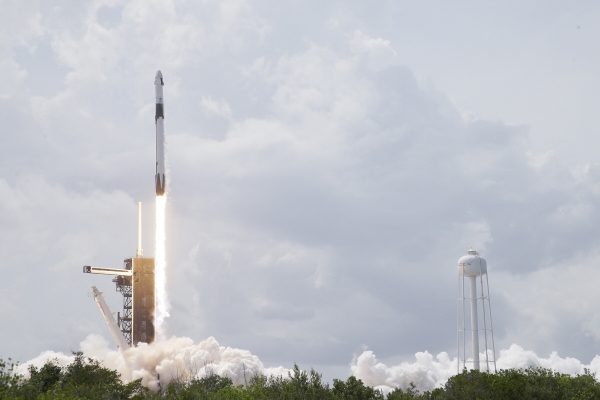 ▲우주개발업체 스페이스X의 유인 우주선 크루드래건을 실은 팰컨9 로켓이 5월 30일 플로리다주 케이프커내버럴 케네디우주센터 39A 발사대에서 우주로 향하고 있다. 케이프커내버럴/AP뉴시스
