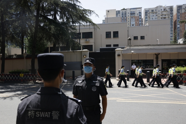 ▲중국 경찰들이 7월 27일 쓰촨성 청두 미국 총영사관 앞에 배치돼있다. 중국은 이날 폐쇄된 미 총영사관을 접수했다. 청두/AP뉴시스 
