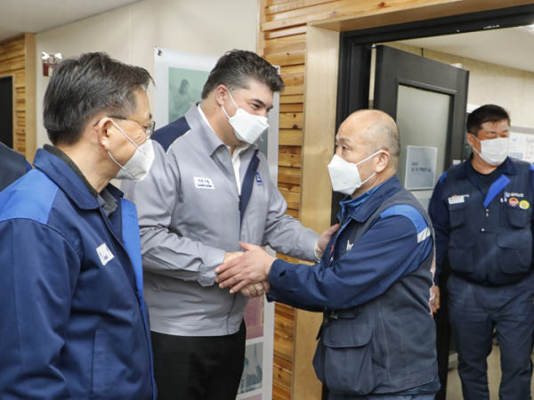 ▲한국지엠 노사는 21일 부평 본사에서 ’2020년 임단협 조인식’을 개최하고 올해 노사교섭을 최종 마무리 지었다. 카허 카젬 한국지엠 사장과 김성갑 금속노조 한국지엠 지부장이 노사교섭 마무리를 축하하며 악수 하고 있다.  (사진제공=한국지엠)