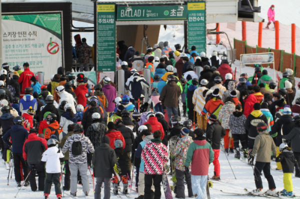 ▲강원도내 스키장이 곳곳에서 개장된 가운데 5일 오후 홍천군 비발디파크 스키장이 겨울을 즐기려는 스키어들로 북적이고 있다.  (뉴시스)