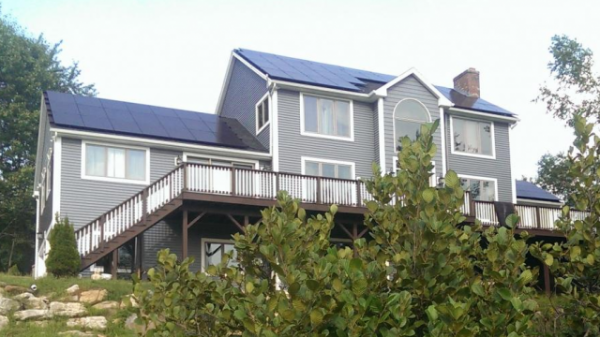 ▲미국 뉴햄프셔(New Hampshire)주 주택에 한화큐셀의 태양광 모듈이 설치돼있다. (사진제공=한화큐셀)