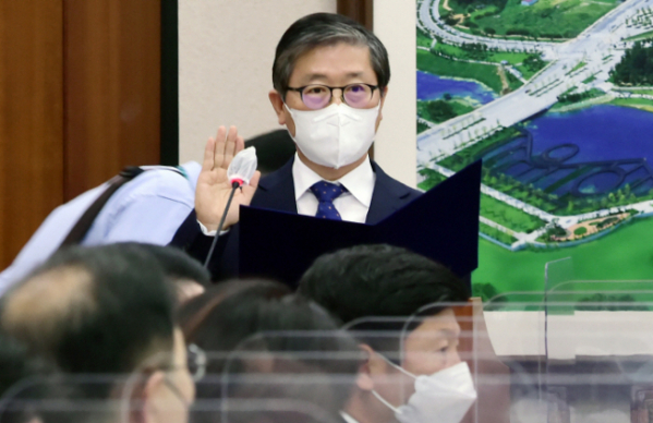 ▲변창흠 국토교통부 장관 후보자가 23일 오전 국회에서 열린 인사청문회에서 선서하고 있다.  (연합뉴스)
