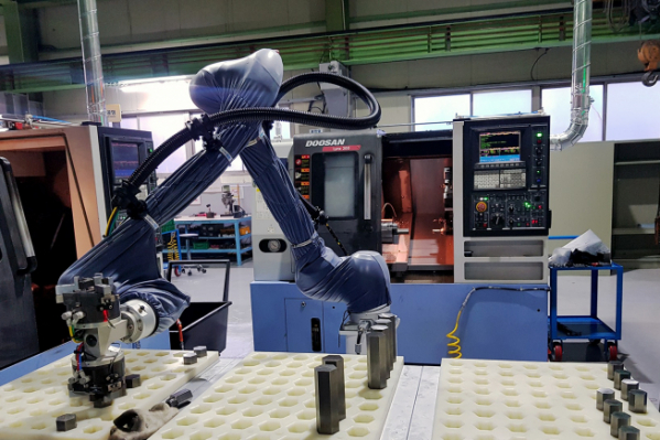 ▲㈜두산이 협력사 스마트공장 구축을 위해 도입한 협동로봇이 생산현장에서 작업을 수행하고 있다. (사진제공=두산그룹)