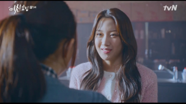 ▲여주하 돕는 문가영(사진=tvN '여신강림' 방송화면 캡처)