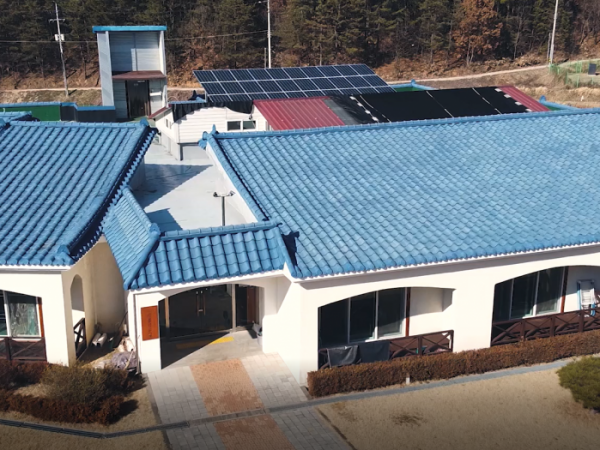▲‘해피선샤인’ 캠페인으로 태양광 발전설비가 설치된 충남 예산 아름다운집 모습 (사진제공=한화)
