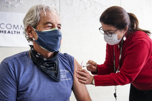 ▲23일(현지시간) 미국 콜로라도주 애스펀시의 한 병원에서 남성이 모더나 백신을 접종하고 있다. 애스펀/AP뉴시스
